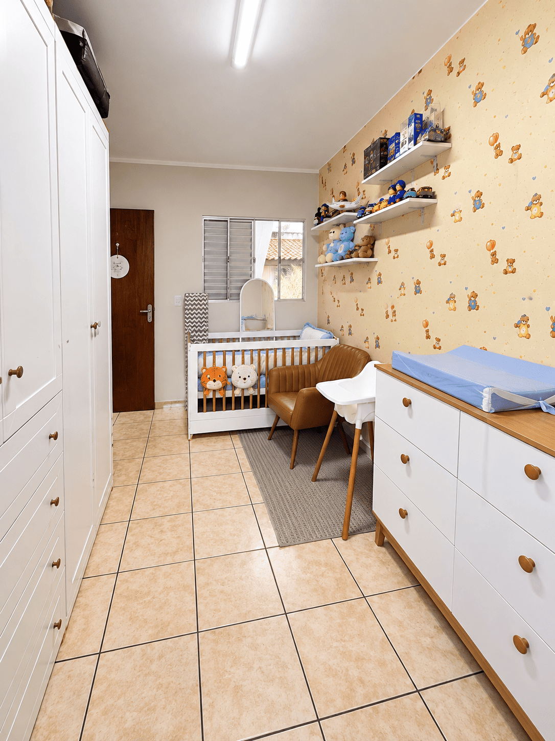 Quarto infantil com berço e cômoda