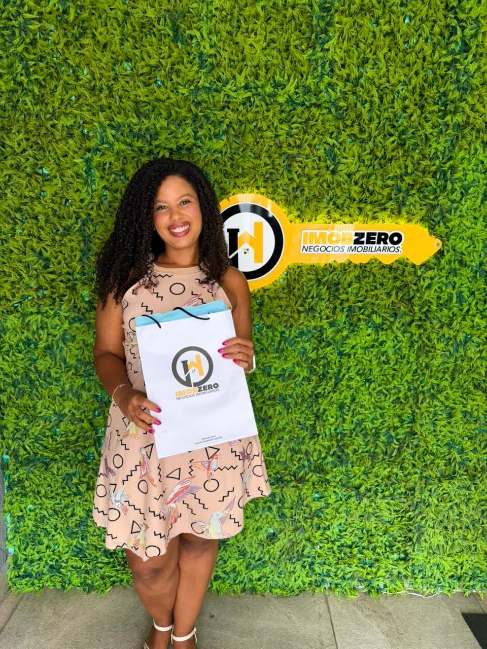 Cliente da IMOBZERO na sede da imobiliária